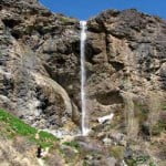 آبشاری زیبا در میان سنگ ها آبشار زیبا