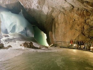 عکسهایی دیدنی از بزرگترین غار یخی دنیا بزرگترین غار یخی