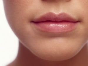 چگونه از ترک خوردن لب جلوگیری کنیم؟ ترک لب