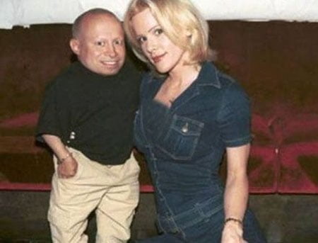 باور می کنید این مرد همسر این خانم باشد؟ +عکس