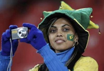 تماشاگران برزیلی سر داور را بریدند!