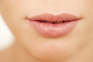 8 راه برای زیبا نگه داشتن لب ها 8 راه برای زیبا نگه داشتن لب ها