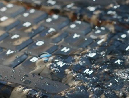 ریختن مایعات روی لپ تاپ و خشک کردن آن