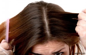 کدام بیماری ها باعث شوره شدید موها می شوند؟
