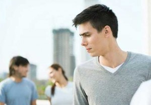 مشکل داشتن نامزد شکاک و بد دل مشکل داشتن نامزد شکاک و بد دل