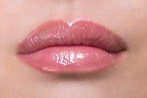 ارایش و گریم برای جذاب و زیبا تر شدن لب ها