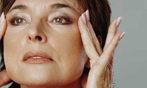 مشکل افتادگی پوست خانم های در زمان یائسگی مشکل افتادگی پوست خانم های در زمان یائسگی