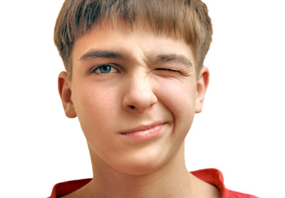 مشکل تیک زدن و دلایل تیک زدن در کودکان