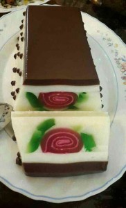 طرز تهیه ژله 2 رنگ مغز ژله رولی طرز تهیه ژله 2 رنگ مغز ژله رولی
