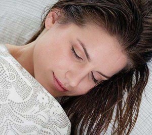 آیا خوابیدن با موهای خیس خطرناک است؟ آیا خوابیدن با موهای خیس خطرناک است؟