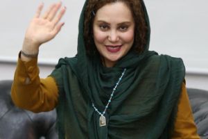 عکس سگ سفید زیبا در آغوش آرام جعفری عکس سگ سفید زیبا در آغوش آرام جعفری