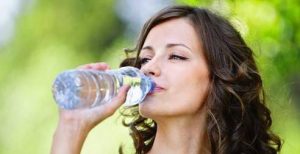 چرا نوشیدن آب یخ بسیار خطرناک است؟