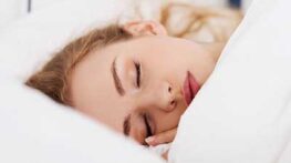 چرا باید قبل از خواب باید آرایش صورت را پاک کرد؟