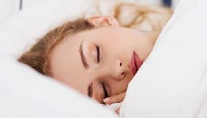 چرا باید قبل از خواب باید آرایش صورت را پاک کرد؟