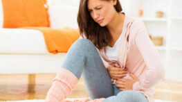 مشکلاتی که با قاعدگی بروز می کنند از پف چشم تا زردی و رنگ پریدگی