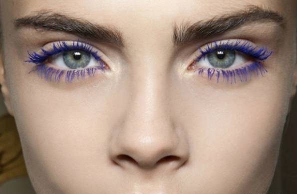 تصاویر آموزش مرحله به مرحله مدل آرایش چشم با ریمل رنگی