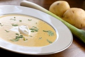 طرز تهیه سوپ سیب زمینی و تره فرنگی