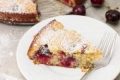 طرز تهیه کیک داغ بادام و گیلاس