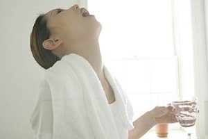 روش های خانگی برای درمان گلودرد پاییزی