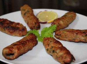 طرز تهیه کباب کوبیده مرغ با سس هندی طرز تهیه کباب کوبیده مرغ با سس هندی