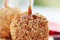 طرز تهیه سیب کاراملی با بادام زمینی طرز تهیه سیب کاراملی با بادام زمینی