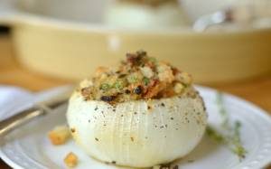 طرز تهیه دلمه پیاز با کینوآی سیاه