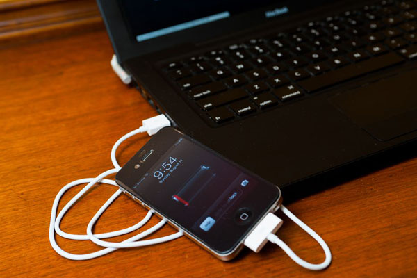 آیا شارژ کردن گوشی با USB و لپ تاپ باتری را خراب می کند؟