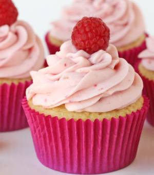 طرز تهیه کاپ کیک فینانسیر با کرم تمشک