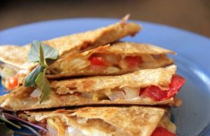 طرز تهیه کویسادیلای سبزیجات و پنیر طرز تهیه کویسادیلای سبزیجات و پنیر