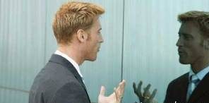 آیا کسی که به با خودش صحبت می کند دیوانه است یا نابغه؟