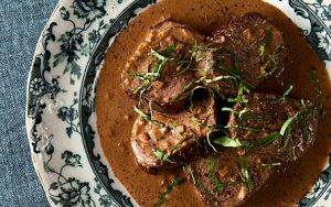 طرز تهیه استیک با سس موسیر طرز تهیه استیک با سس موسیر