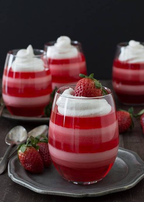 طرز تهیه ژله ی توت فرنگی لایه ای طرز تهیه ژله ی توت فرنگی لایه ای