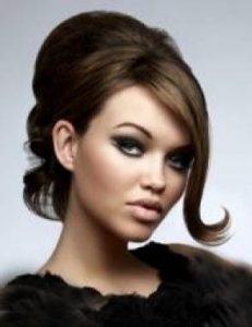 چگونه مدل مو را با یقه لباس هماهنگ کنیم؟