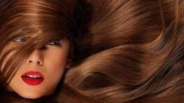 روش درست اسپری کردن عطر به موها