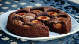 طرز تهیه کیک آلو سیاه با مزه طبیعی و عالی