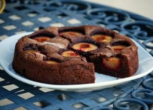 طرز تهیه کیک آلو سیاه با مزه طبیعی و عالی