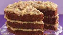 طرز تهیه کیک شکلاتی آلمانی با لایه های کاراملی گردو و نارگیل