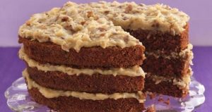 طرز تهیه کیک شکلاتی آلمانی با لایه های کاراملی گردو و نارگیل