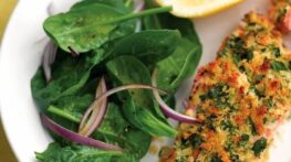 طرز تهیه ماهی با رویه سبزیجات و سالاد اسفناج