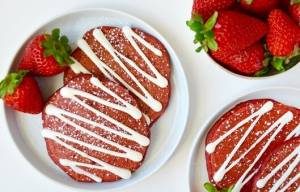 طرز تهیه پنکیک ردولوت با کرم پنیری طرز تهیه پنکیک ردولوت با کرم پنیری