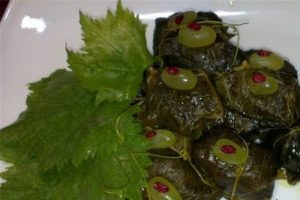 طرز تهیه دلمه برگ مو بروجردی غذای خوشمزه محلی لرستان