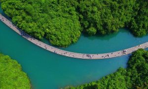 تصاویر پل معلق روی آب در چین مکانی زیبا و تفریحی