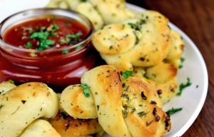 طرز تهیه نان سیر گره دار در زمان کم طرز تهیه نان سیر گره دار در زمان کم