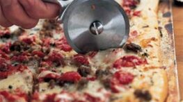 طرز تهیه پیتزا فلفلی آتسا باطعمی تند با مرغ و سوسیس