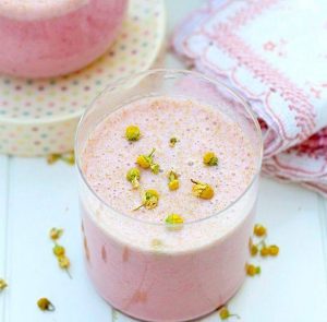 طرز تهیه اسموتی توت فرنگی و بابونه دسری شیک و خوش طعم طرز تهیه اسموتی توت فرنگی و بابونه دسری شیک و خوش طعم