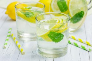 آیا خوردن آب و لیمو برای کاهش وزن، ناشتا ضرر دارد؟ آیا خوردن آب و لیمو برای کاهش وزن، ناشتا ضرر دارد؟