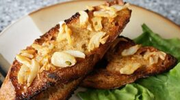 طرز تهیه بروسکتای سیر، نانی خوشمزه و خاص