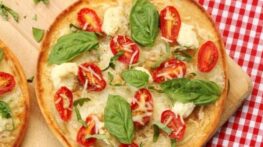 طرز تهیه مینی پیتزا گوجه فرنگی و ریحان