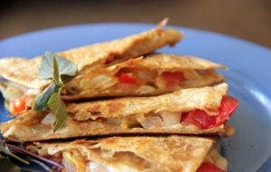 طرز تهیه کویسادیلای سبزیجات و پنیر طرز تهیه کویسادیلای سبزیجات و پنیر