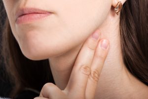 چه تفاوتی میان گلو درد ویروسی و گلو درد چرکی است؟ چه تفاوتی میان گلو درد ویروسی و گلو درد چرکی است؟